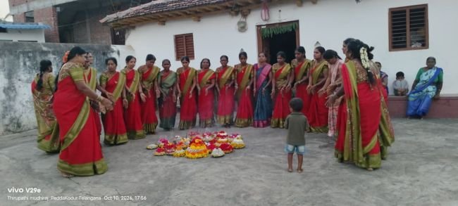 పూల సోయగాలతో పల్లెల్లో బతుకమ్మ సందడి!