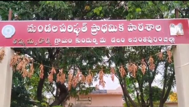 కోడి కూత వినిపించని గ్రామం.. కోడిగుడ్డు కోడి మాంసం తినని గ్రామం.
