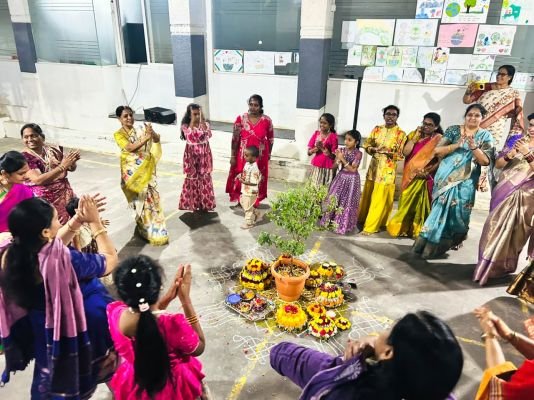 నిజాంపేటలోని  భవ్యస్ శ్రీ సూర్య అపార్ట్మెంట్లో బతుకమ్మ పండుగ కొలహలం గా 