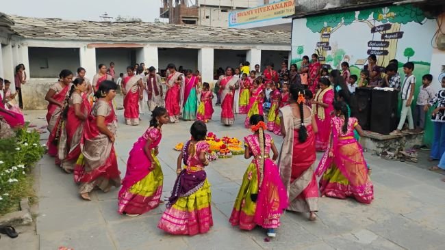 వివేకానంద స్కూల్‌లో ఘనంగా బతుకమ్మ ఉత్సవాలు