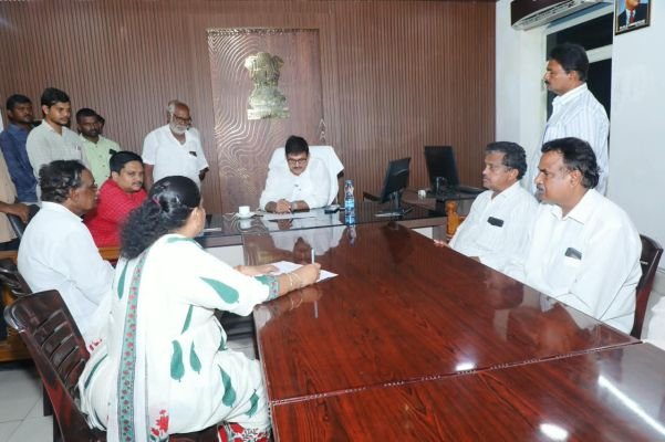 పొన్నూరులో రెవెన్యూ శాఖ అధికారులతో ఎమ్మెల్యే ధూళిపాళ్ళ నరేంద్ర కుమార్ సమీక్ష
