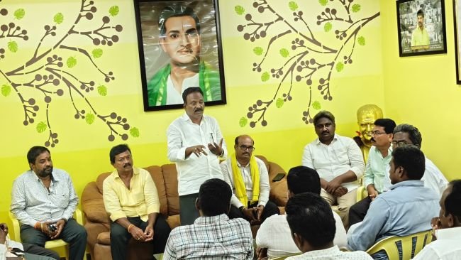 బీసీల రాజకీయ, సామాజిక, ఆర్థిక అభ్యున్నతికి టీడీపీ అండ :  ఎమ్మెల్యే ఏలూరి క్యాంపు కార్యాలయంలో బీసీ నేతల రౌండ్ టేబుల్ సమావేశం