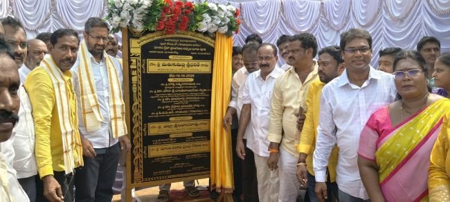 ​స్పోర్ట్స్‌ కాంప్లెక్స్‌ నిర్మాణానికి శ్రీకారం...  రూ.9.50 కోట్లతో పనులకు ఎంపీ శ్రీభరత్‌, ఎమ్మెల్యే పల్లా శంకుస్థాపన