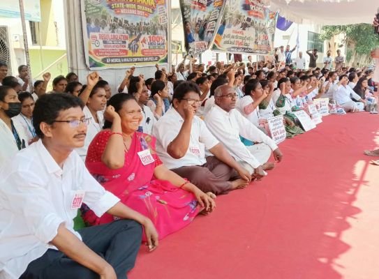 ప్రభుత్వ ఆసుపత్రుల్లో పనిచేస్తున్న పారామెడికల్ సిబ్బంది సమస్యలను వెంటనే పరిష్కరించాలి