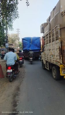 బస్ డిపో సమీపంలోని యూటర్న్ల వద్ద ట్రాఫిక్ కష్టాలు..!
