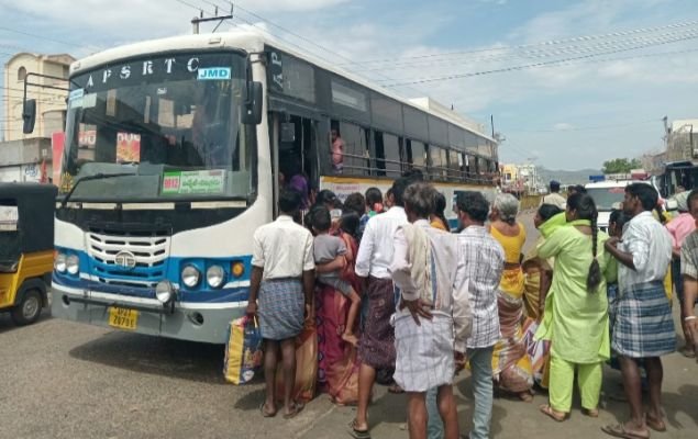 నెల్లూరు వెళ్లాలంటే నిలబడాల్సిందే..!
