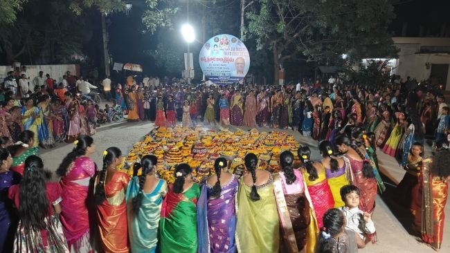 మూడు చింతలపల్లి మున్సిపాలిటీలో ఘనంగా ఎంగిలిపూల బతుకమ్మ సంబరాలు