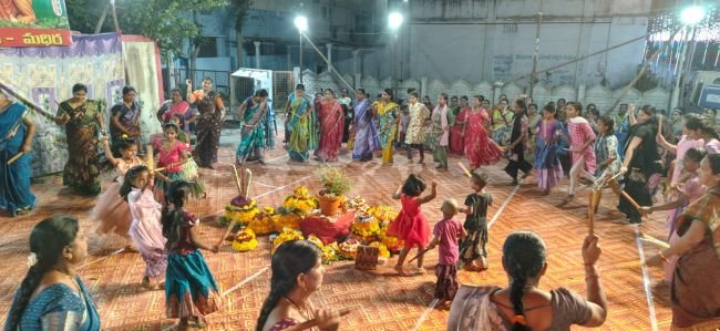 మధిరలో ఘనంగా బతుకమ్మ సంబరాలు ప్రారంభం