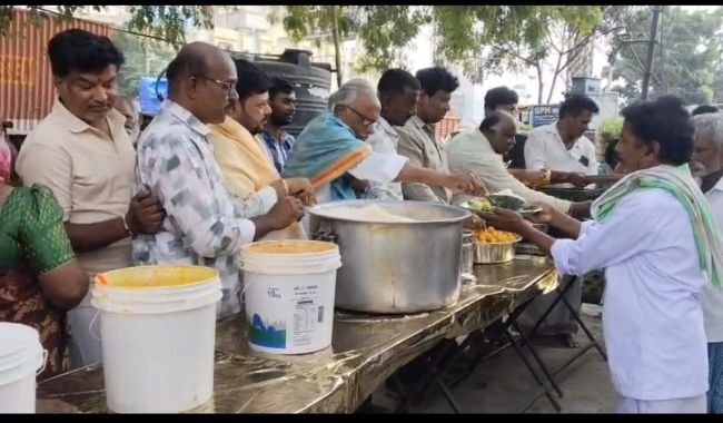 ఆకలితో ఎవరూ ఉండకూడదనే సంకల్పంతో అన్నదానం.. తాళ్లపల్లి రమేష్ గుప్తా సేవలకు ప్రశంసలు