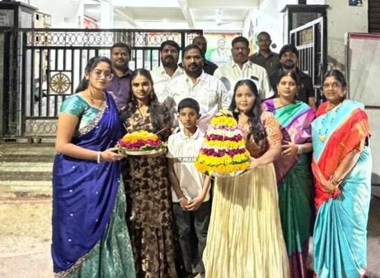 *పూల పండుగకు శ్రీకారం.. పల్లెల్లో బతుకమ్మ సందడి!*  *•ఆటపాటలతో అంబరాన్నంటిన సంబురాలు*