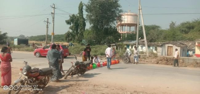 తాగునీరు కరువు.. రోడ్డెక్కిన కాలనీవాసులు