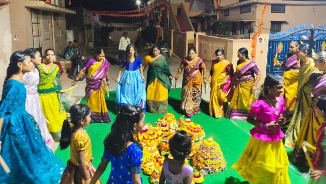 జై శ్రీరామ్ యూత్ ఆధ్వర్యంలో, ఘనంగా ఎంగిలిపూల బతుకమ్మ వేడుకలు*