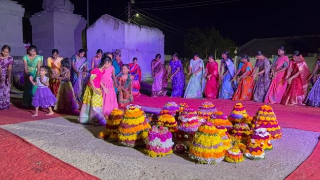 బతుకమ్మలతో.. మూడో వార్డులో సందడి!