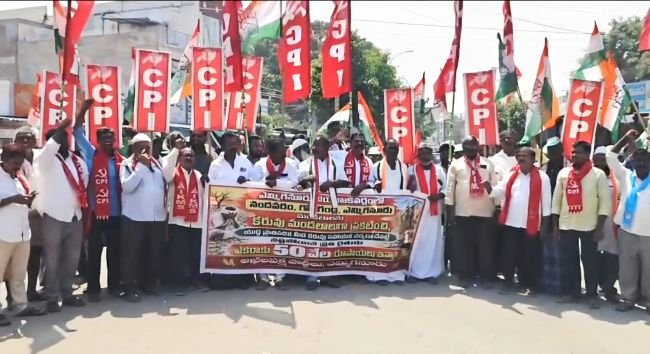 రైతులకు ఎకరాకు రూ.50 వేల పరిహారం చెల్లించాలి..