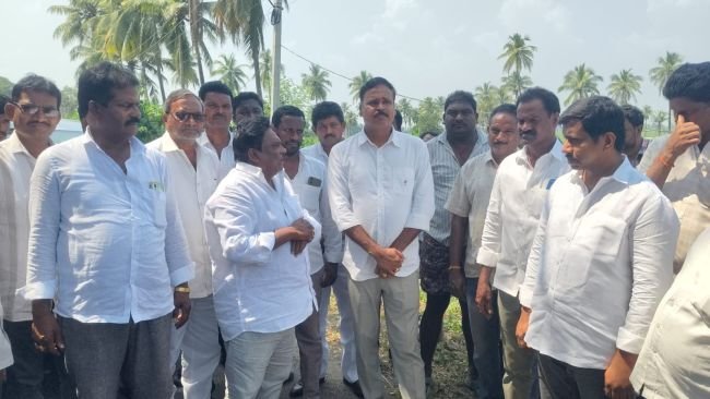 పులి సంచారంతో గ్రామాల్లో కలకలం.. ప్రజల్లో ఆందోళన  పులి సంచరించిన ప్రాంతాన్ని పరిశీలించి, గ్రామస్తులతో మాట్లాడిన వడ్డి రఘురామ్ నాయుడు