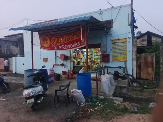 జిల్లాలో యథేచ్ఛగా బాణాసంచా వ్యాపారం   నిబంధనలకు తూట్లు పొడుస్తూ నడుస్తున్న వ్యాపారాలు