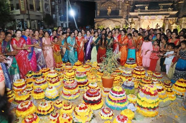 నల్లగొండలో అంగరంగ వైభవంగా ఎంగిలిపూల బతుకమ్మ