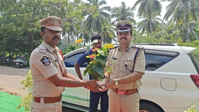 ముమ్మిడివరం సర్కిల్ ఇన్స్పెక్టర్ కార్యాలయంలో తనిఖీలు