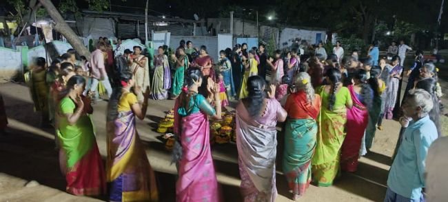 గౌతంపూర్ 8 ఇంక్లైన్ కాలనీలో ఘనంగా ప్రారంభమైన బతుకమ్మ సంబరాలు