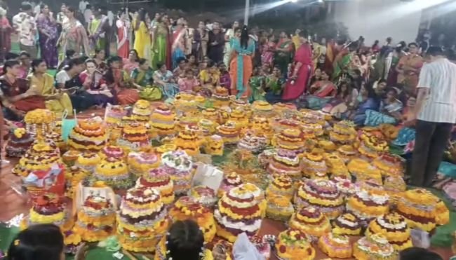నేరేడుచర్ల లో అంగరంగ వైభవంగా ఎంగిలిపూల బతుకమ్మ వేడుకలు