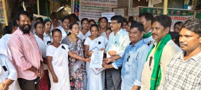 సమ్మె విరమించి వైద్య సేవలు అందించండి.. కాంట్రాక్ట్ ఉద్యోగులను కోరిన  ఐ టి డి ఏ పి ఓ రాములు నాయక్.. ప్రభుత్వం హామీ ఇస్తేనే సమ్మె విరమిస్తామన్న ఉద్యోగులు..