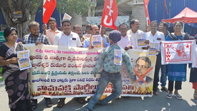 సీఈసీ జ్ఞానేశ్ కుమార్ రాజీనామా చేయాలి -ఎస్ఐఆర్ పేరుతో 13 కోట్ల ఓట్ల తొలగింపు - తిరుపతిలో దిష్టిబొమ్మ దగ్ధం చేసి నిరసన తెలిపిన సిఐటియు  ఢిల్లీలో నిరసనకారుల అడ్డగింపు ప్రజాస్వామ్యంపై దాడి :వందవాసి నాగరాజు ఆగ్రహం