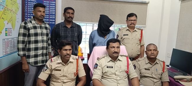నర్సీపట్నంలో ఆర్టీసీ కాంప్లెక్స్ వద్ద  6 కిలోల గంజాయి పట్టివేత.