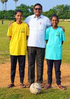 రాష్ట్ర ఫుట్‌బాల్ జట్టుకు ఎంపికైన ఎస్.రాయవరం విద్యార్థినులు!