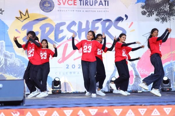 ఎస్వీసీఈలో ఘనంగా ఫ్రెషర్స్ డే  తిరుపతి ఎడ్యుకేషన్ మేజర్ న్యూస్   కరకంబాడి రోడ్డులోని ఎస్వీసీఈ కళాశాలలో శనివారం ఫ్రెషర్స్ డేని ఘనంగా నిర్వహించారు. కళాశాలలో నూతనంగా అడుగుపెట్టిన ప్రథమ సంవత్సర విద్యార్థులను కళాశాల యాజమాన్యం, అధ్యాపక బృందం, సీనియర్ విద్యార్థులు సాదరంగా ఆహ్వానించారు. ఈ సందర్భంగా కళాశాల ఛ