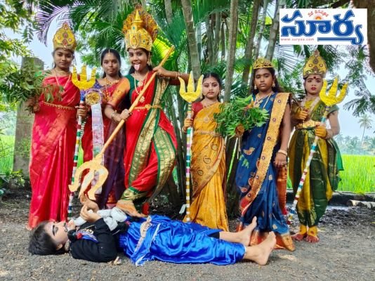 నవదుర్గల వేషధారణతో భాష్యం చిన్నారుల సందడి  ఆకట్టుకున్న సాంస్కృతిక ప్రదర్శనలు