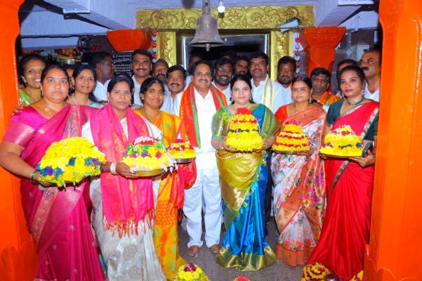 సుఖ సంతోషాలతో ఐక్యమత్యంగా పండుగలను జరుపుకోవాలి 