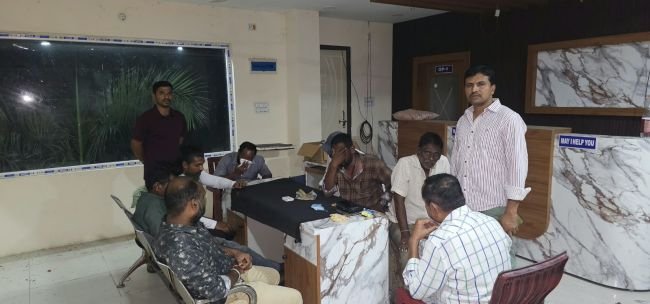 పెద్దపల్లిలో పేకాట స్థావరంపై పోలీసుల మెరుపుదాడి  ఎనిమిది మంది అరెస్టు.. రూ.18,300 నగదు, ఆరు సెల్‌ఫోన్లు, రెండు బైకులు స్వాధీనం