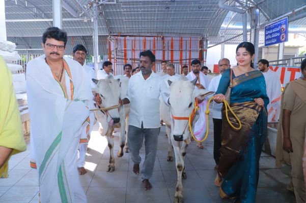 భీమేశ్వర స్వామిని దర్శించుకున్న దేవాదాయ శాఖ కమిషనర్