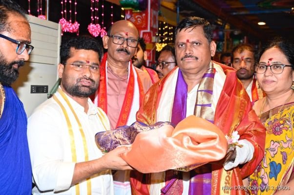 దసరా ఉత్సవాల సందర్భంగా అమ్మవారికి పట్టు వస్త్రాలు సమర్పించిన పోలీస్ కమిషనర్