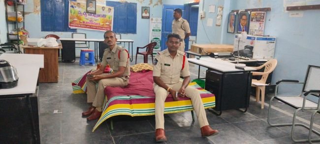 కనకవీడులో పోలీసుల పల్లె నిద్ర