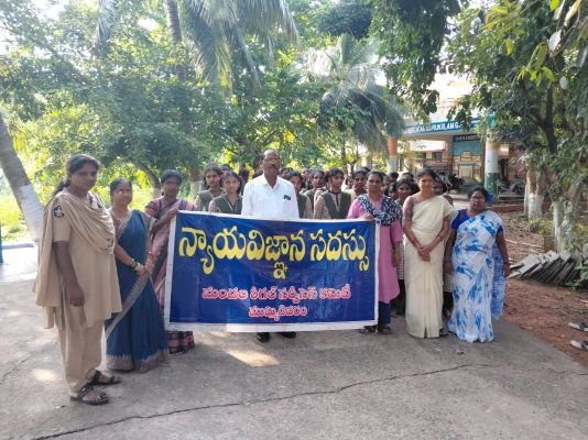 ఠానేలంక గురుకులంలో న్యాయ విజ్ఞాన సదస్సు...విద్యార్థినులతో మేజిస్ట్రేట్ ముఖాముఖి...