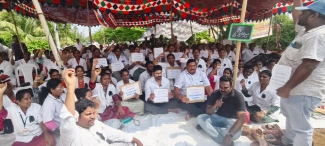కాంట్రాక్ట్ నర్సుల నిరసన దీక్ష.... వైఎస్సార్‌సీపీ నాయకుడు   శ్రీకాంత్ సంఘీభావం..