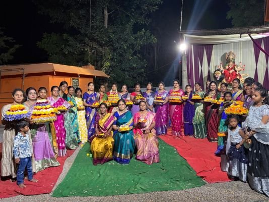 కోలాహలంగా బతుకమ్మ సంబరాలు