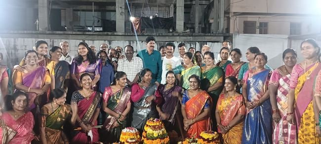 నస్పూర్ టీఎన్జీవో హౌసింగ్ సొసైటీలో ఘనంగా ఎంగిలిపూల బతుకమ్మ వేడుకలు  వేడుకలను ప్రారంభించిన హౌసింగ్ సొసైటీ అధ్యక్షుడు గడియారం శ్రీహరి
