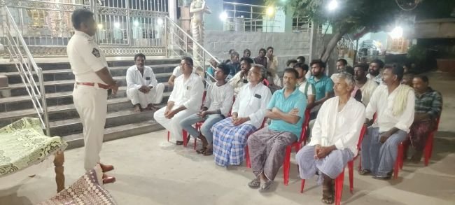 గొడవలు పడి జీవితాలను నాశనం చేసుకోవద్దు.  పల్లె నిద్రలో సీఐ నాగమల్లేశ్వరరావు.