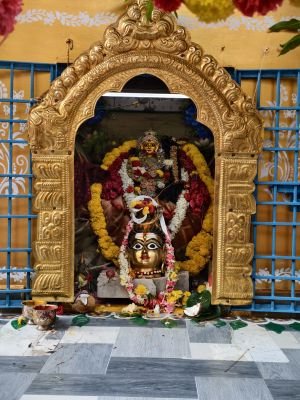 హౌసింగ్ బోర్డులో వైభవంగా కనకదుర్గమ్మ నవరాత్రి బ్రహ్మోత్సవాలు ప్రారంభం  ప్రసాద వితరణకు భక్తుల సహకారం.. దాతలకు ఆలయ కమిటీ కృతజ్ఞతలు