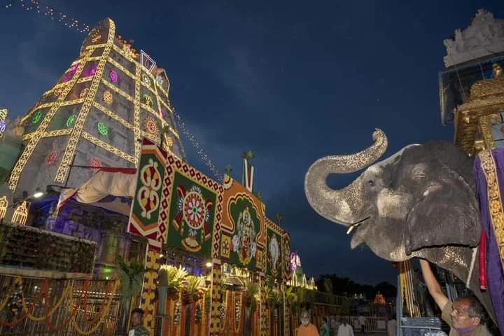 16 కంపార్ట్‌మెంట్లలో వేచి ఉన్న భక్తులు.. సర్వదర్శనానికి 8 గంటల సమయం