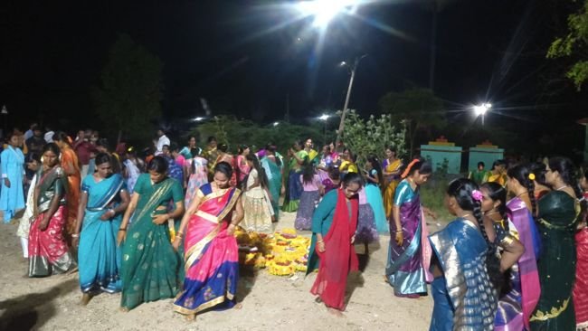 అడ్లూరులో ఘనంగా  బతుకమ్మ వేడుకలు  శాలిగౌరారం:   మండల పరిధిలోని అడ్లూరు గ్రామంలో  బతుకమ్మ వేడుకలను గ్రామస్థులు ఘనంగా నిర్వహించారు. తెలంగాణ సంస్కృతి, సంప్రదాయాలకు ప్రతీకగా నిలిచే బతుకమ్మ పండుగ సందర్భంగా గ్రామంలో పండుగ వాతావరణం నెలకొంది. ఈ సందర్భంగా గ్రామానికి చెందిన మహిళలు సంప్రదాయ దుస్తులు ధరించి, రం