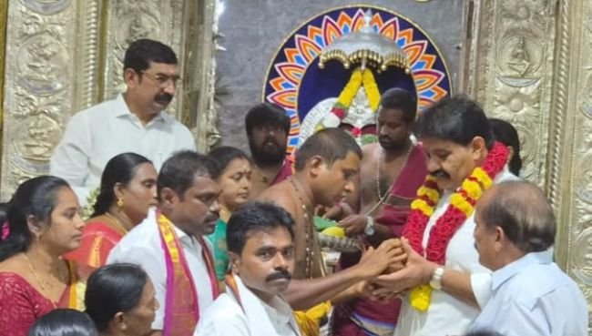 శ్రీ వాసవి కన్యకా పరమేశ్వరి అమ్మవారిని దర్శించుకున్న రాచమల్లు శివప్రసాద్ రెడ్డి