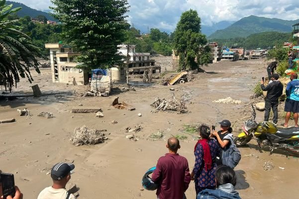 నేపాల్‌లో మళ్ళీ విరుచుకుపడిన  మెరుపు వరదలు