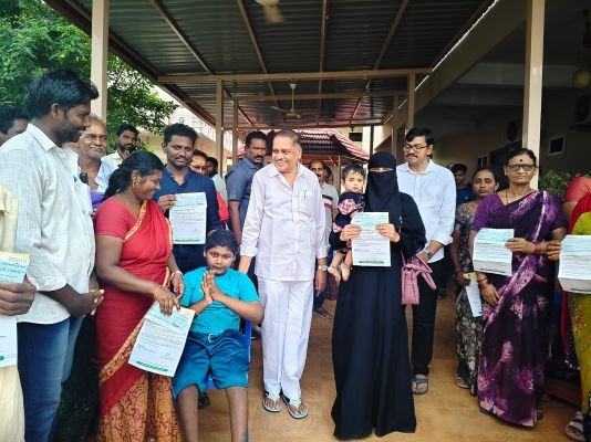 ముఖ్యమంత్రి సహాయనిధి చెక్కులు పంపిణీ