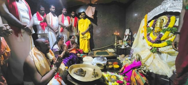 ఎలికట్ట అంభభవాని ఆలయంలో ఎమ్మెల్సీ పూజలు....