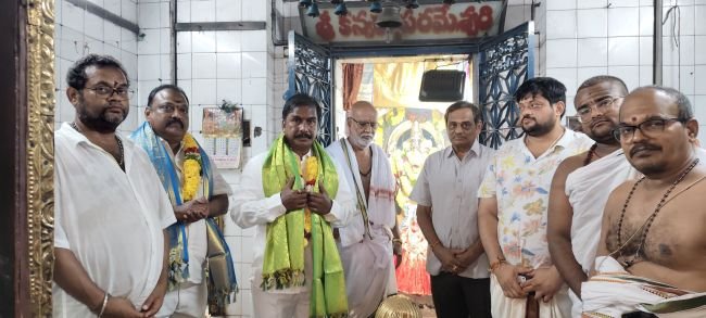 దసరా నవరాత్రులు ప్రారంభం సందర్భంగా కన్యకా పరమేశ్వమి అమ్మవారిని దర్శించుకున్న తాతయ్య 
