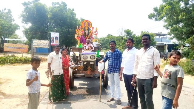 వత్సవాయిలో వైభవంగా దేవీ శరన్నవరాత్రి ఉత్సవాలు  అమ్మవారి విగ్రహాల ఊరేగింపు నిర్వహించిన వెంకీ యూత్, వీరభద్రయ్య యూత్, పెద్దమ్మతల్లి దేవస్థానం