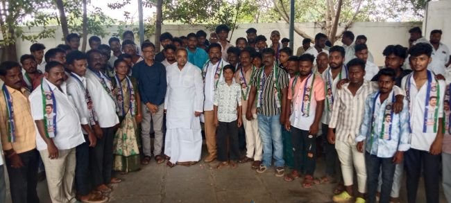 మాజీ విప్ గంగుల సమక్షంలో తెదేపా నుండి వైకాపాలో   చేరికచేరిక